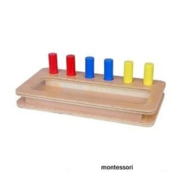 Zabojček z barvnimi zatiči - Montessori