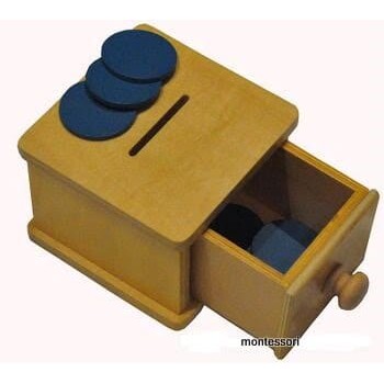 Zaboj z barvnimi žetončki