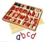 Premična abeceda montessori Wood – Small Movable Alphabet (Red & Blue)
