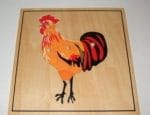 Igrače Montessori so narejane večinoma iz naravnih materialov. Vzpodbujajo otrokovo ustvarjalnost, ter miselne in gibalne sposobnosti. Montessori materiali | Sestavljanka petelin | BO021 - Rooster puzzle