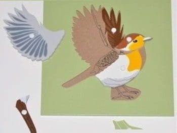 Igrače Montessori so narejane večinoma iz naravnih materialov. Vzpodbujajo otrokovo ustvarjalnost, ter miselne in gibalne sposobnosti. Montessori materiali | Sestavljanka ptica-okostje MMB0010-1 – Bird Puzzle with born printed inside the board