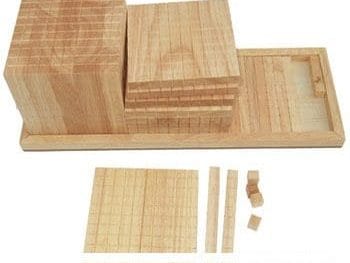 Komplet vsebuje: tisočico, 10x stotice, 10x desetice, 10x enic