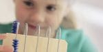 Montessori Math sestavljanka do seštevanje do 20 - dodatek Vadite seštevanje do 20 na igriv način. Za razkrivanje slike združite račun na zadnji strani z rezultatom na tabli. Vsebina: 24 kosov montessori sestavljanke z dodatkom na hrbtni strani plast
