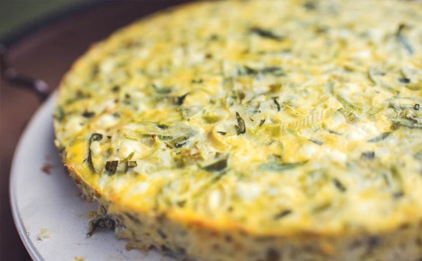 Pogača s porom in pehtranom, pečena na žaru.