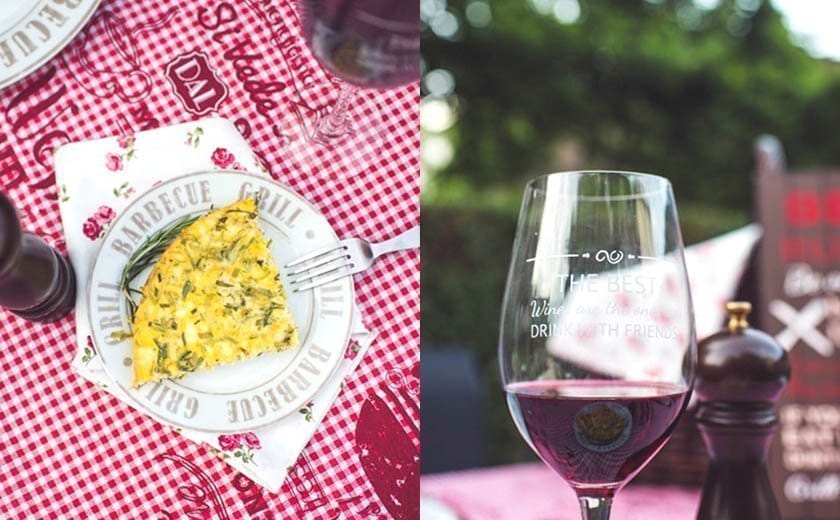 Pogačo postrežemo s kozarcem vina.