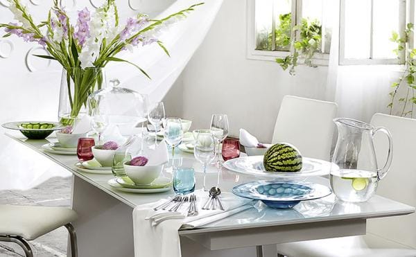 Bela jedlina miza s pogrinjki in dekoracijo