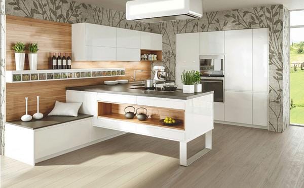 Bela moderna kuhinja z lesom