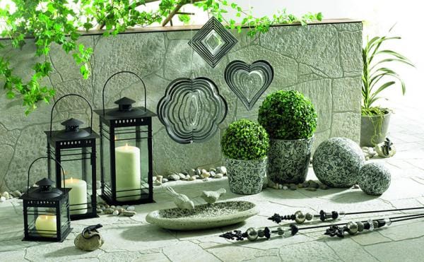 Lampijoni in svečniki na vrtu