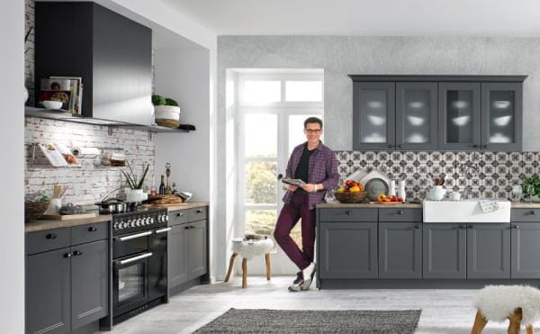 Siva moderna kuhinja z rustikalnimi elementi