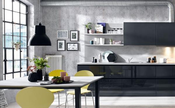 Moderna kuhinja v sivi in črni barvi