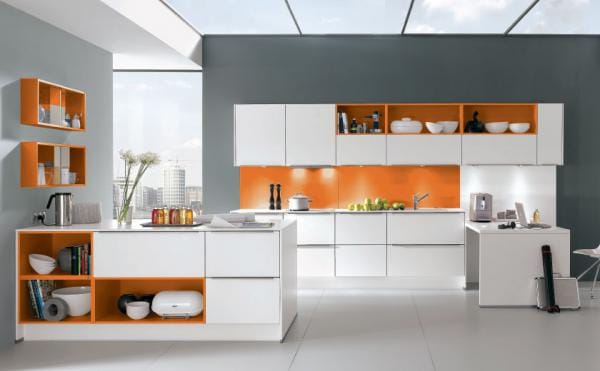 Bela in oranžna moderna kuhinja