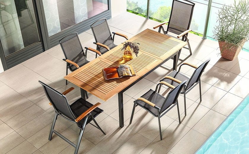 Minimalistična vrtna garnitura iz kovine, lesa in tekstila.