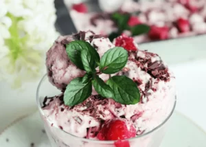[RECEPT] Malinov sladoled s temno čokolado