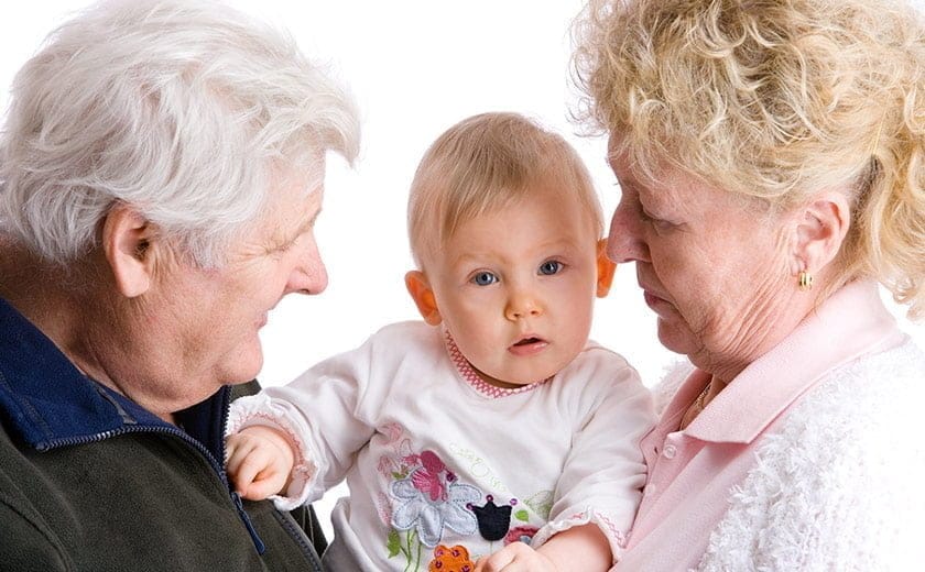 Babica in dedek z vnučkom