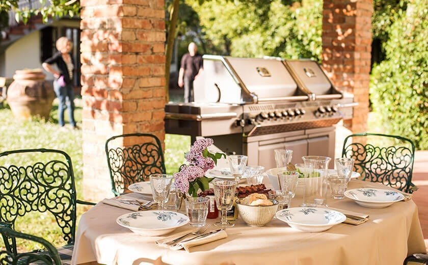 Prijetno kosilo na domačem vrtu.