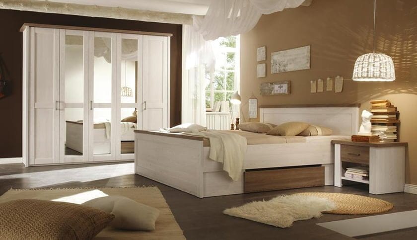 Blazine in okrasni predmeti bodo spalnici dodali estetski element. Preproga ob postelji bo osvežila prostor in mu dodala toplino.