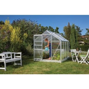 Rastlinjak Comet omogoča začetnikom, da hitro spoznajo vrtnarjenje v rastlinjaku. Kritina iz votlih plošč, stabiliziranih proti UV-žarkom, debeline 4 mm ima solidne izolacijske lastnosti. Votle plošče izravnajo nenadne temperaturne spremembe ob začetku in koncu sezone ter zlasti ponoči, hkrati pa vaše rastline ščitijo tudi pred intenzivnimi sončnimi žarki dejavniki, zaradi katerih si začetniku ni potrebno delati posebnih skrbi, če je rastlinjak opremil z ustrezno kritino. Votle plošče so v primerjavi s steklom varne proti lomu in tudi lažje. Comet se odlikuje po pritrditvi plošč z novo kombinacijo vtične in spenjalne tehnologije.