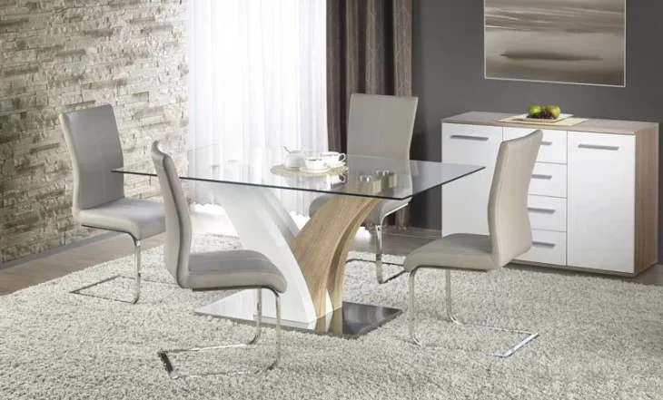 Steklena miza z različnimi dodatki združuje eleganco in trpežnost