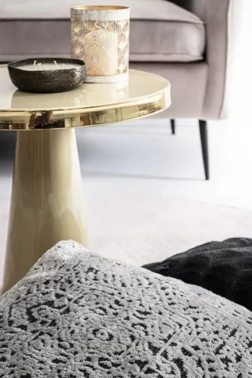 Klubske mize poudarijo vašo notranjo opremo