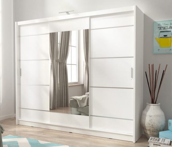 Bela garderobna omara: dodajte eleganco svoji spalnici Naše garderobne omare so narejene iz visokokakovostnih materialov, ki zagotavljajo dolgotrajno uporabo