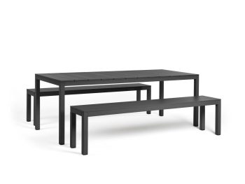 Set sestavljajo miza Rio Alu 210 Fix in dve klopi Rio Bench Alu, obe iz prevlečenega aluminija ki imata letveno ploščo elegantnih linij.