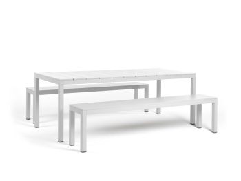 Set sestavljajo miza Rio Alu 210 Fix in dve klopi Rio Bench Alu, obe iz prevlečenega aluminija ki imata letveno ploščo elegantnih linij.