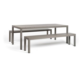 Set sestavljajo miza Rio Alu 210 Fix in dve klopi Rio Bench Alu, obe iz prevlečenega aluminija ki imata letveno ploščo elegantnih linij.