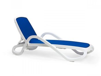 Ležalnik ALFA v Bianco / blu barvi. Ležalnik Alfa v beli in modri barvni kombinaciji vrhunskega proizvajalca vrtnega pohištva NARDI. Zanimiv kos pohištva