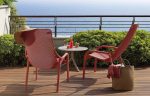 Vrtni set NET LOUNGE in miza SPRITZ. Prisrčen set dveh počivalnikov NET LOUNGE v rdeči barvi in mizice SPRITZ v rjavi barvi proizvajalca vrtnega pohištva