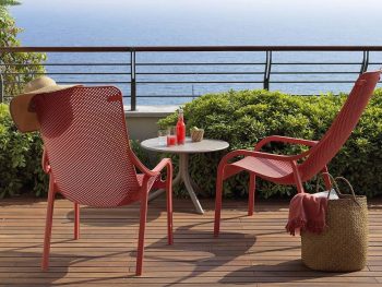 Vrtni set NET LOUNGE in miza SPRITZ. Prisrčen set dveh počivalnikov NET LOUNGE v rdeči barvi in mizice SPRITZ v rjavi barvi proizvajalca vrtnega pohištva