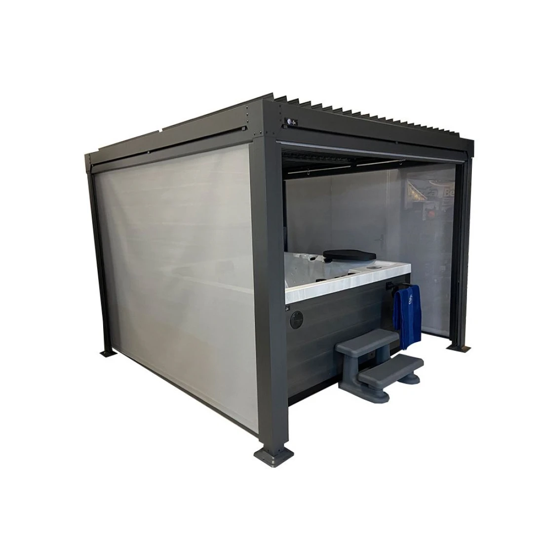 Bioklimatska pegola Luxor je cenovno najbolj konkurenčen model na trgu in predstavlja klasično rešitev senčenja vaše terase. Združuje okolju prijazne materiale in nudi prostor, ki vam nudi zavetje. Enoslojne lamele imajo kot odpiranja do 120°, zato si lahko prilagodite količino sonca ali sence po svoji želji.