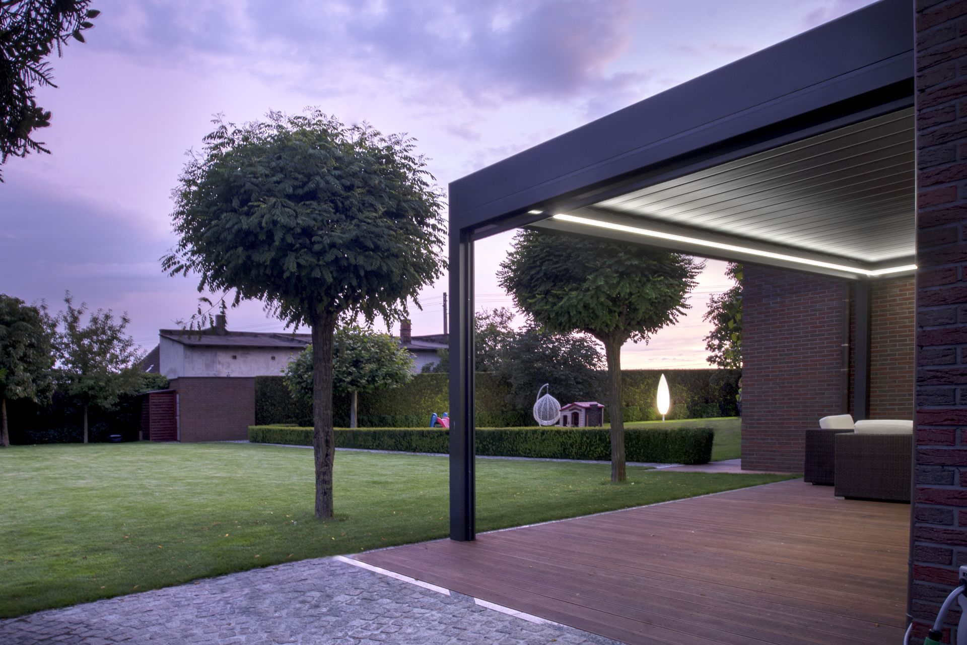 Bioklimatska pergola z LED osvetlitvijo Bio klimatska pregolaBioklimatska pergola z LED osvetlitvijo za teraso in vrt
