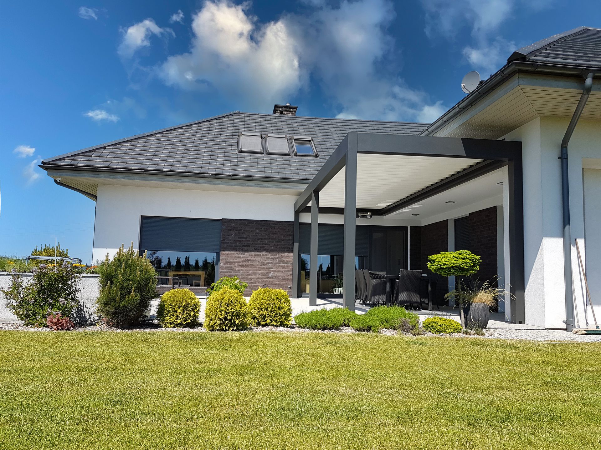 Bioklimatska pergola za teraso ob hiši Bioklimatska pergola za teraso ob sodobni družinski hiši