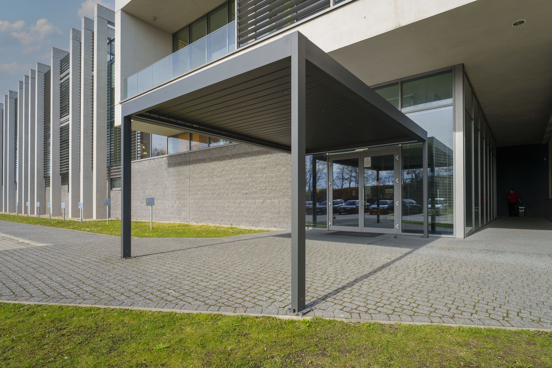 Bioklimatska pergola za teraso Pergole iz Meganakupek.si so odlična izbira za vse, ki želijo izboljšati svoj zunanji prostor in uživati v udobju ter zaščiti pred vremenskimi vplivi.