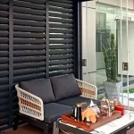 Drsni ALU paneli z brisoleji ZA PERGOLE JJSPA DESIGNGUARD IN JJSPA SUPREMESHADE Naši drsni alu paneli z brisoleji za pergole predstavljajo popolno kombinacijo sloga in funkcionalnosti. So odporni proti rji in omogočajo enostavno čiščenje, zato vam bodo zagotovili dolgoročno brezskrbno uporabo. Ne le, da nudijo odlično zaščito pred soncem, omogočajo tudi prilagajanje svetlobe in zračenja za popolno udobje.