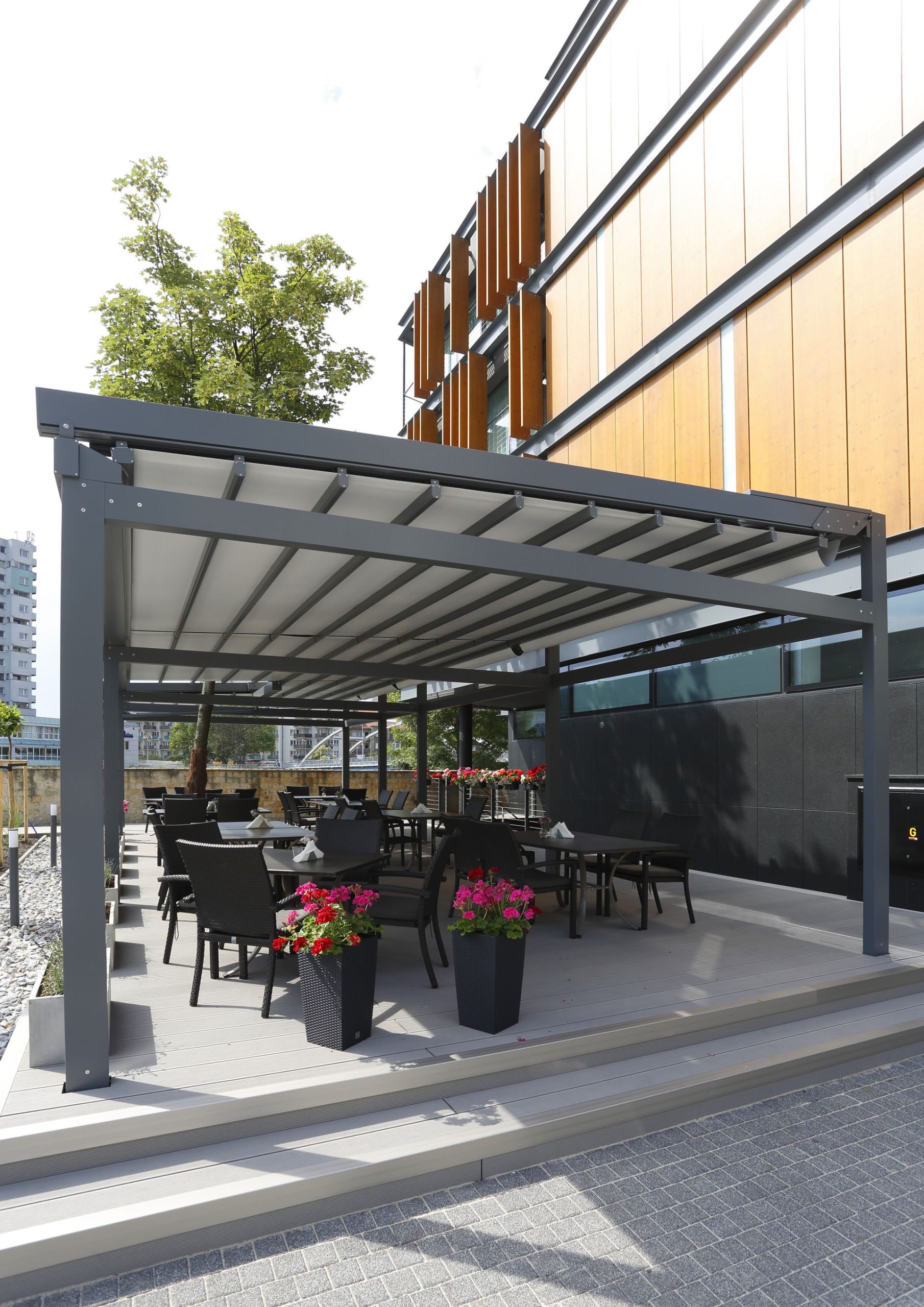 Pergola za gostinsko teraso Pergola za gostinsko teraso ob sodobni stavbi