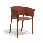 Vrtni stol Vondom Africa združuje minimalistično obliko in izjemno udobje. Izdelan je iz odpornega polipropilena, primeren za zunanje prostore in eleganten v vsakem ambientu.