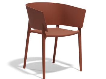 Vrtni stol Vondom Africa združuje minimalistično obliko in izjemno udobje. Izdelan je iz odpornega polipropilena, primeren za zunanje prostore in eleganten v vsakem ambientu.