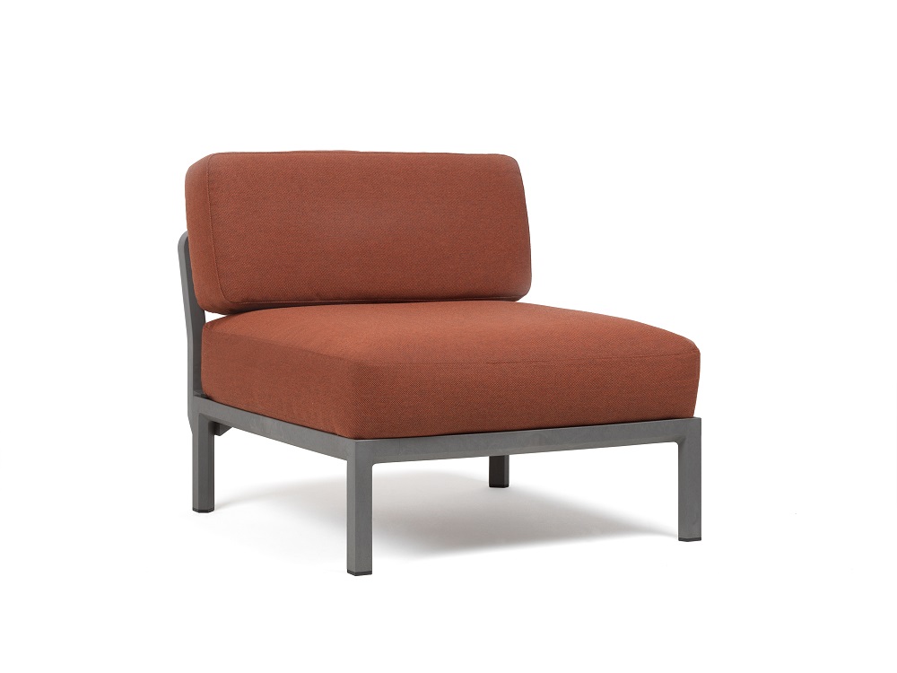 Vrtni centralni element Maximo v Basalto barvi. Vrtni centralni element Maximo brez naslonjal za roke, s strukturo regenerirane smole z visoko vsebnostjo