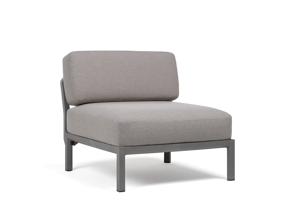 Vrtni centralni element Maximo v Basalto barvi. Vrtni centralni element Maximo brez naslonjal za roke, s strukturo regenerirane smole z visoko vsebnostjo