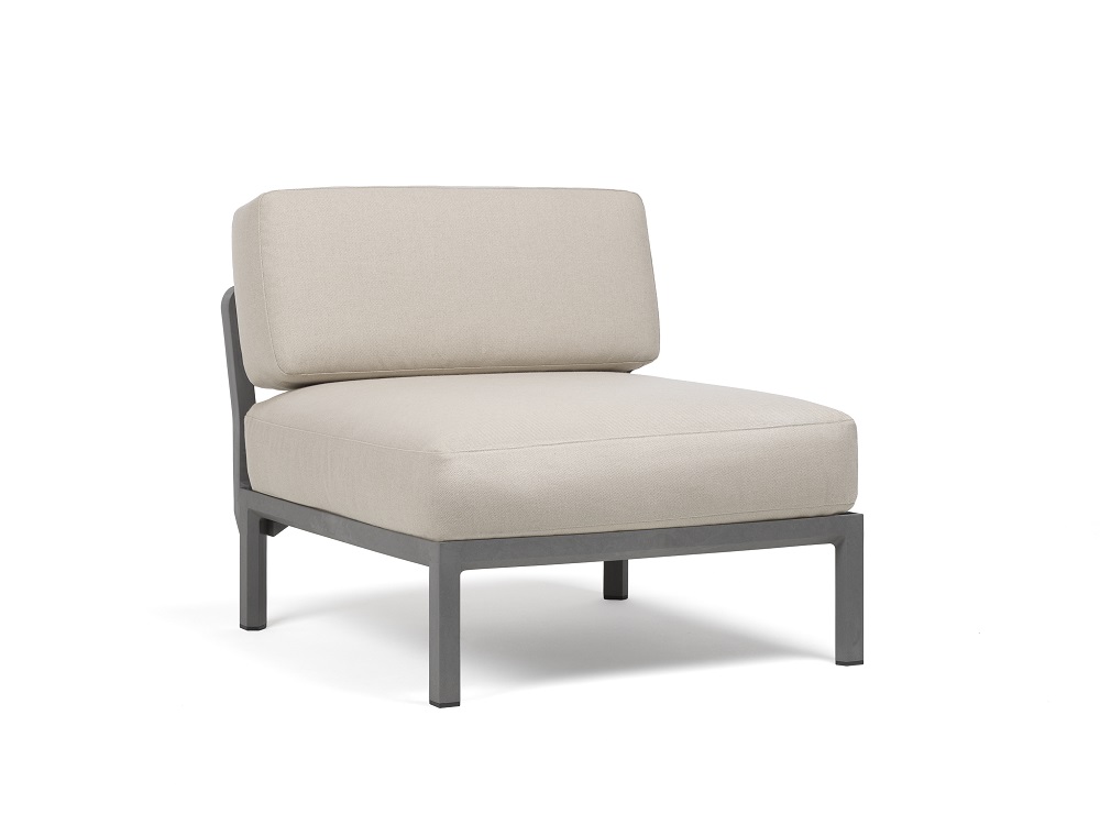 Vrtni centralni element Maximo v Basalto barvi. Vrtni centralni element Maximo brez naslonjal za roke, s strukturo regenerirane smole z visoko vsebnostjo