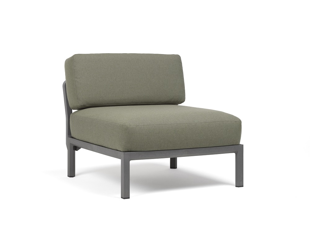 Vrtni centralni element Maximo v Basalto barvi. Vrtni centralni element Maximo brez naslonjal za roke, s strukturo regenerirane smole z visoko vsebnostjo