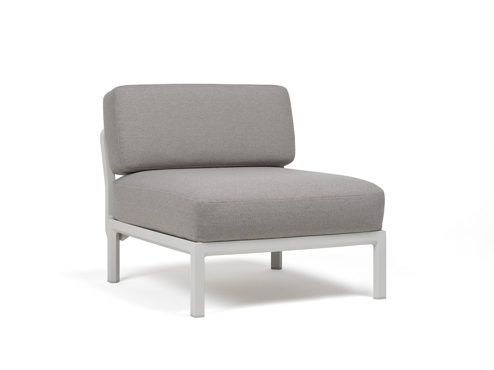 Vrtni centralni element Maximo v Gesso barvi. Vrtni centralni element Maximo brez naslonjal za roke, s strukturo regenerirane smole z visoko vsebnostjo