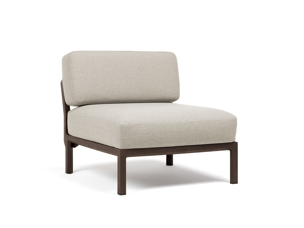 Vrtni centralni element Maximo v Terra barvi. Vrtni centralni element Maximo brez naslonjal za roke, s strukturo regenerirane smole z visoko vsebnostjo