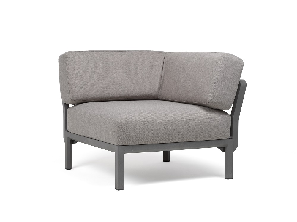 Vrtni kotni element Maximo v Basalto barvi. Vrtni kotni element Maximo, s strukturo regenerirane smole z visoko vsebnostjo recikliranih materialov. Okvir