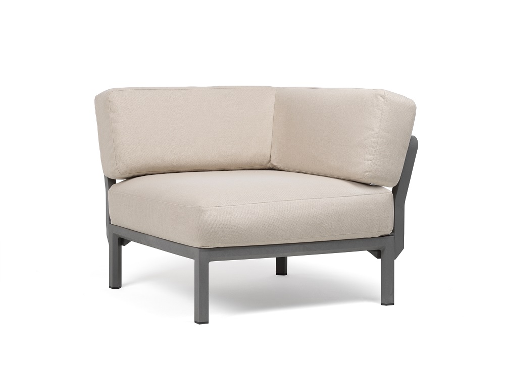 Vrtni kotni element Maximo v Basalto barvi. Vrtni kotni element Maximo, s strukturo regenerirane smole z visoko vsebnostjo recikliranih materialov. Okvir