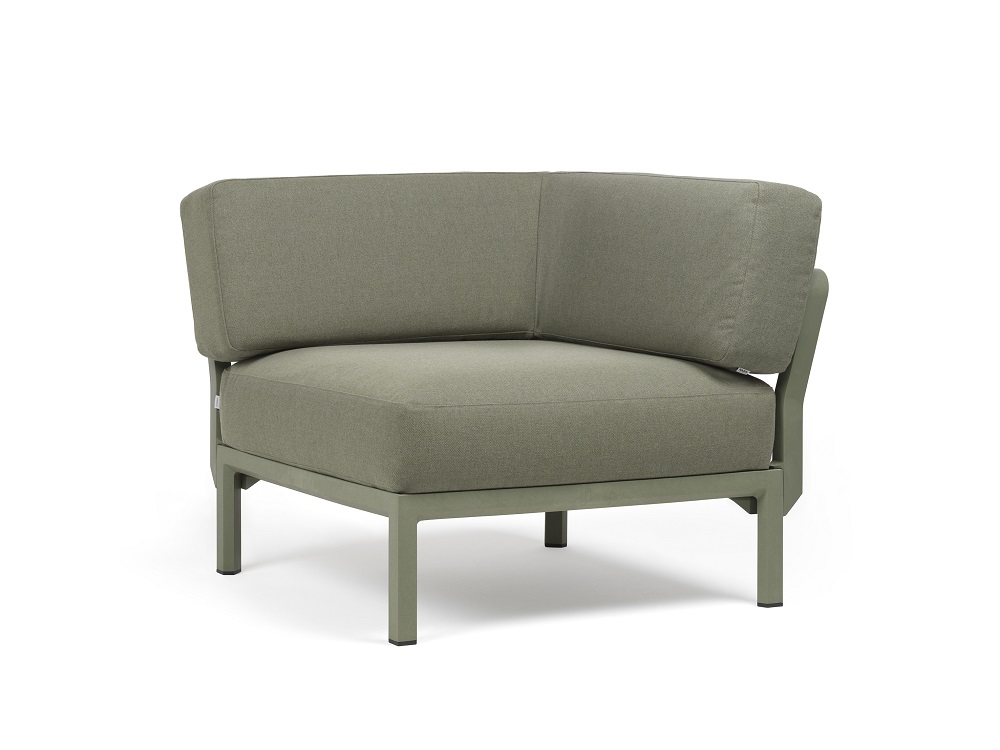 Vrtni kotni element Maximo v Cactus barvi. Vrtni kotni element Maximo, s strukturo regenerirane smole z visoko vsebnostjo recikliranih materialov. Okvir