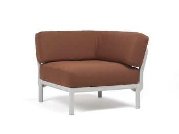 Vrtni kotni element Maximo v Gesso barvi. Vrtni kotni element Maximo, s strukturo regenerirane smole z visoko vsebnostjo recikliranih materialov. Okvir