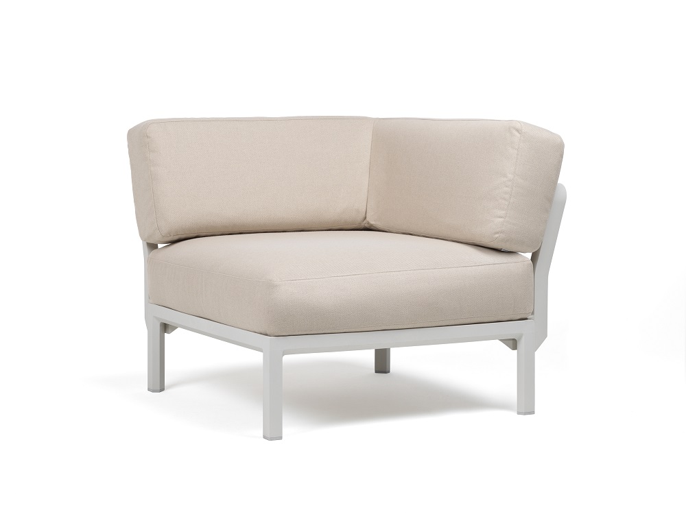 Vrtni kotni element Maximo v Gesso barvi. Vrtni kotni element Maximo, s strukturo regenerirane smole z visoko vsebnostjo recikliranih materialov. Okvir