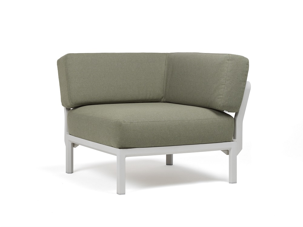 Vrtni kotni element Maximo v Gesso barvi. Vrtni kotni element Maximo, s strukturo regenerirane smole z visoko vsebnostjo recikliranih materialov. Okvir